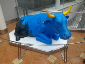 青い牛のオブジェ。モォ～