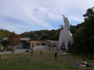 美術館裏の芝生広場