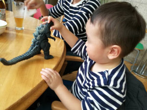 パパはノンアルビール、子供はゴジラで料理を待つ